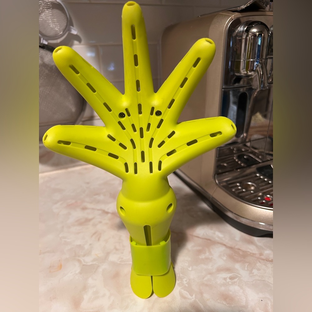 DEVACURL 

For All Waves, Curls, and Coils
DEVAFUSER